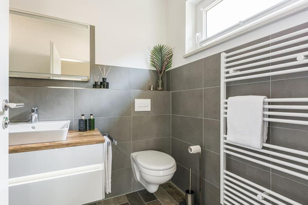 קרקוב אם זיי 5 Sterne-Ferienhaus Eisvogel Am See Mit Sauna Und Kamin מראה חיצוני תמונה